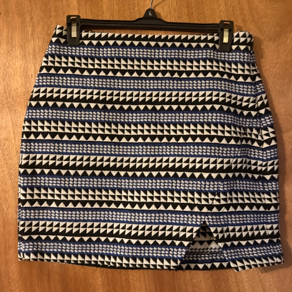 BCBGeneration sz 4 cute blue, black, whitish gray, design skirt w/ zipper (mlb)